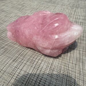 (D) Money Toad feng shui Rose Quartz Lucky Carved Stone Carved Stone Frog